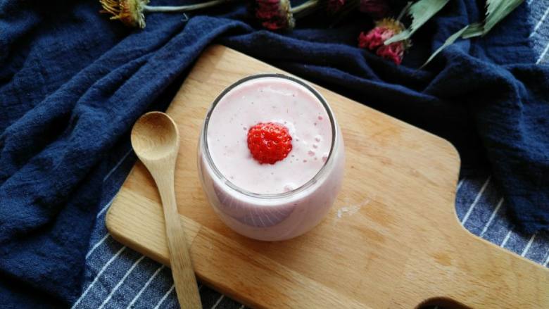 草莓奶昔,简单易做又美味。