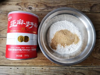 亚麻籽粉饽饽煎鱼,将亚麻籽粉和面粉按1：5比例混合均匀。
