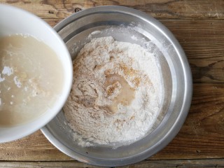 亚麻籽粉饽饽煎鱼,酵母粉用温水冲开，少量多次加入面粉中。