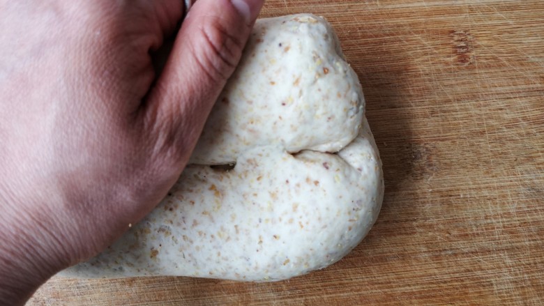 亚麻籽粉饽饽煎鱼,将醒发好的面团取出再次揉匀排气。