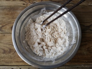 亚麻籽粉饽饽煎鱼,用筷子搅拌成雪花状。