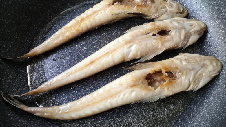 亚麻籽粉饽饽煎鱼,煎至一面挺实后翻面煎另一面。