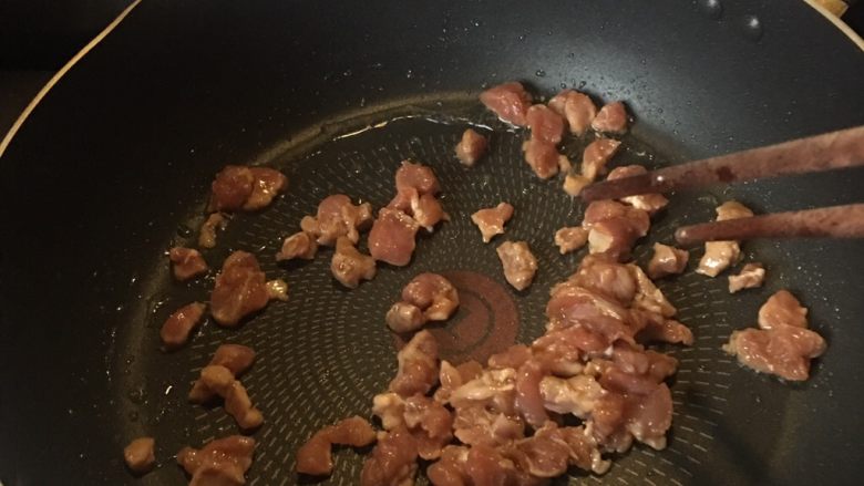 豆角猪肉炒鸡蛋,热油起锅，猪肉粒先走下油。