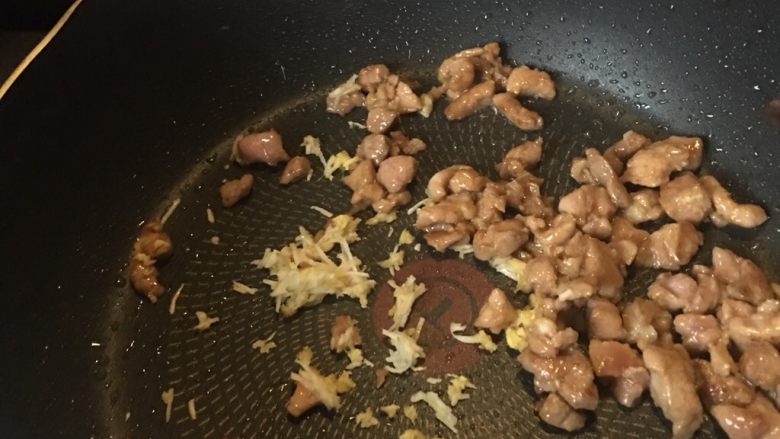 豆角猪肉炒鸡蛋,放入姜末和蒜末一起炒香。