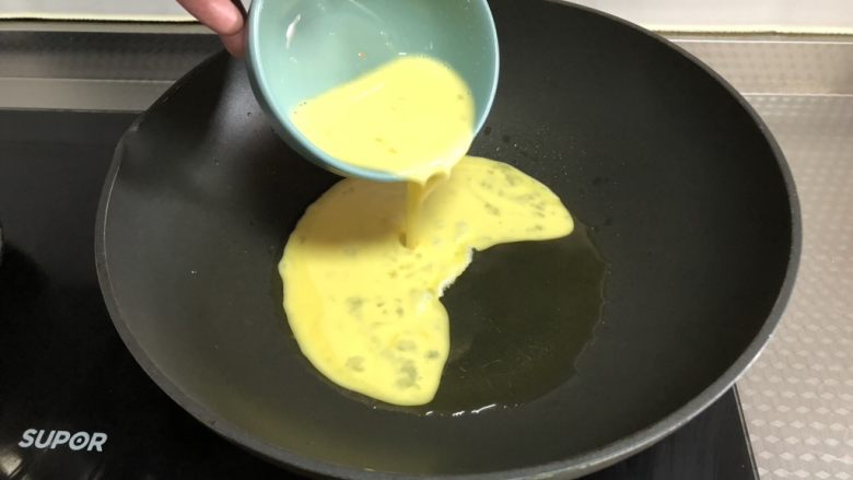 牛奶滑蛋,起锅热油，倒入蛋液