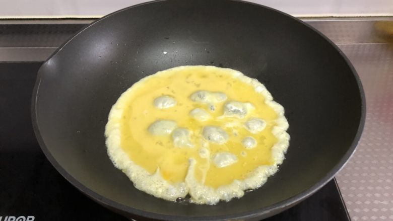 牛奶滑蛋,晃动锅把手，至鸡蛋凝固，起大泡