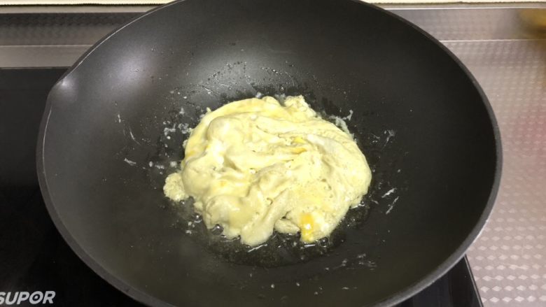 牛奶滑蛋,鸡蛋凝固，慢慢翻炒