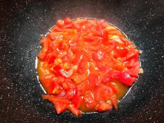 茄汁金针菇肥牛,把番茄丁放入，小火煸炒出汁。