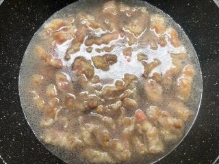 茄汁金针菇肥牛,锅里放入一碗水烧开，放入肥牛焯烫1分钟捞出，沥干水待用。