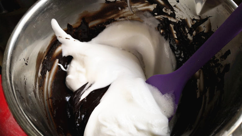 可可蛋糕卷,取1/3的蛋白加入到蛋黄糊里，翻拌的手法将其搅拌均匀，一定不能画圈，不然就消泡了，蛋糕卷就失败啦，
