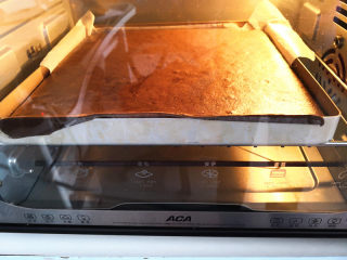 可可蛋糕卷,烤箱预热，上下火，中下层，170度烤20分钟左右，烤好的蛋糕体提着油纸取出来，小心地撕去四周的油纸放在烤网上晾凉，

