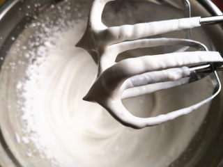 可可蛋糕卷,此时来打发淡奶油，淡奶油中加入白糖，用电动打蛋器打发至出现小尖钩，不要太硬，一般9分发就可以了，