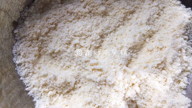 培根干酪咸口司康,用手搓至黄油和面粉完全混合，搓好的面粉应该是如图中的这种粗玉米粉的状态。