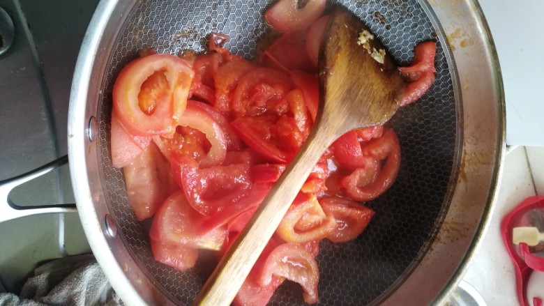 鸡蛋炒西红柿,再都是适量的食用油烧至轻微翻滚后倒入西红柿翻炒。
