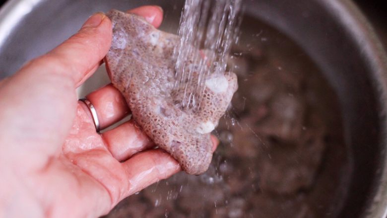 土匪猪肝,把浸泡好的猪肝再用自来水冲洗干净。