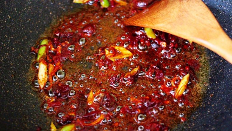 土匪猪肝,小火慢慢把郫县豆瓣酱炒出红油。