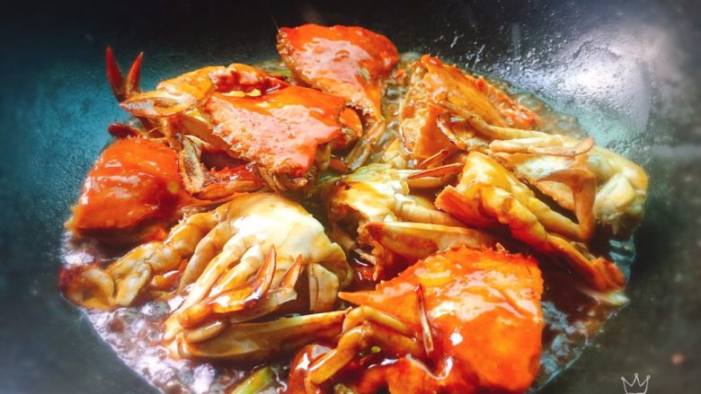姜葱炒螃蟹,小火煮至收汁