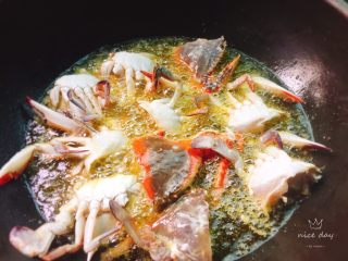 姜葱炒螃蟹,迅速的放入螃蟹炸