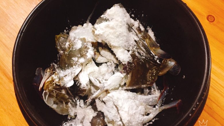 姜葱炒螃蟹,螃蟹放入碗里沾上淀粉