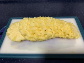 小零食 菠萝花,再切片，不要切的太薄，也不要太厚，约3毫米的样子。