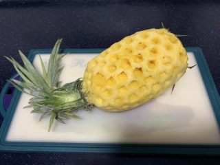 小零食 菠萝花,选用新鲜的质量优质的菠萝，把皮削下去。