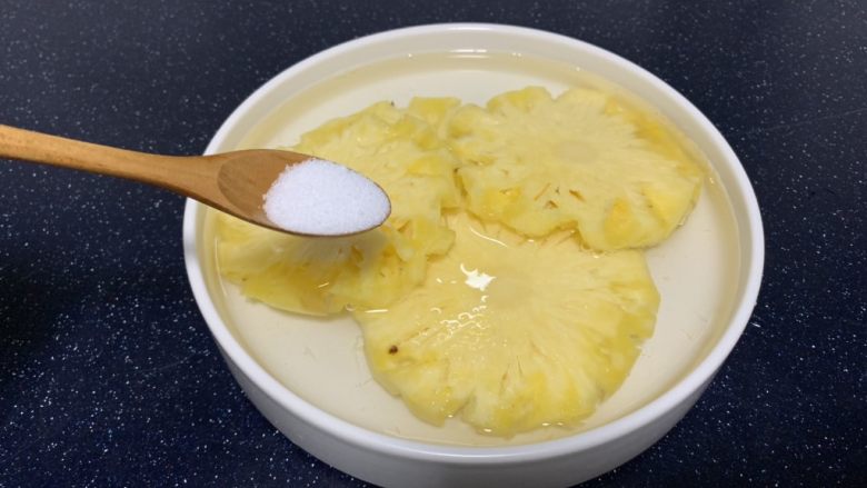 小零食 菠萝花,再加入盐拌均匀泡15分钟。