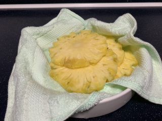 小零食 菠萝花,盐水泡过的菠萝用厨房用纸或者干净毛巾把水分擦干。