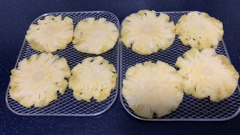 小零食 菠萝花,把菠萝片摆放在烤网上。