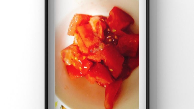 蔬菜鲜虾炒饭,番茄切块放入盐，杀下番茄的水分！