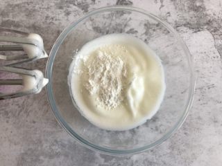 酸奶溶豆,两个蛋清用电动打蛋器打至细腻后加入淀粉继续打发