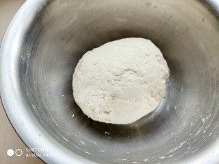 抱蛋槐花麦穗包,酵母中加入水和面粉和成面团，盖保鲜发酵。

