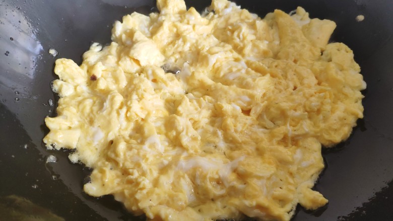 抱蛋槐花麦穗包,炒锅油热后，倒入蛋液，翻炒成鸡蛋碎。