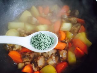 土豆排骨焖饭,1勺蔬之鲜