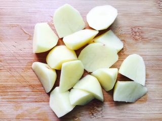 土豆排骨焖饭,土豆洗净削皮滚刀切块