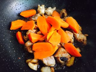 土豆排骨焖饭,入胡萝卜