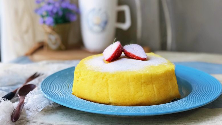 日式舒芙蕾芝士蛋糕,表面可以放些水果撒防潮糖粉做装饰。