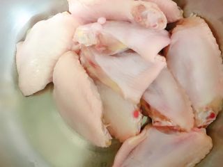 咸蛋黄焗鸡翅,洗干净