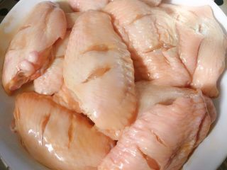 咸蛋黄焗鸡翅,腌好的鸡翅放盘子里上锅蒸30分钟