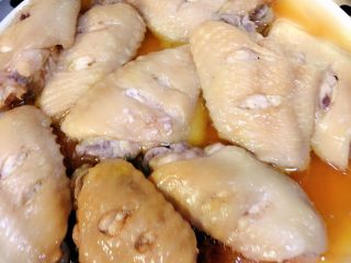 咸蛋黄焗鸡翅,蒸好的鸡翅取出，去掉蒸出来的汤汁