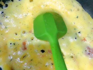 咸蛋黄焗鸡翅,炒到蛋黄酱起泡的状态