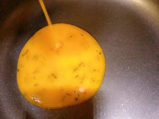 咸蛋黄焗鸡翅,锅里不用放油，蛋黄酱里面有油