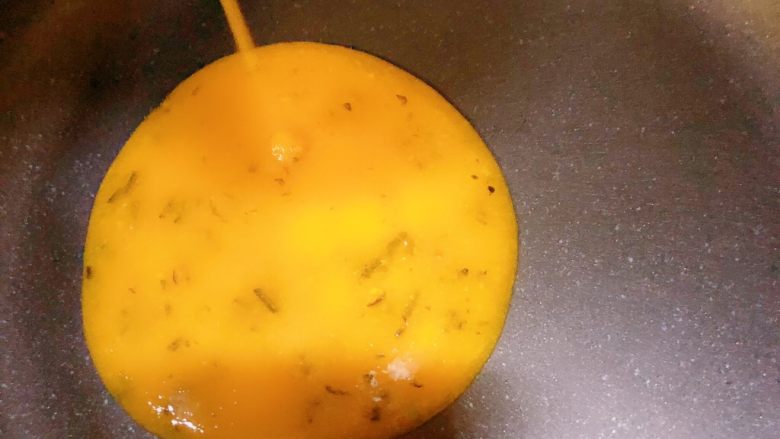 咸蛋黄焗鸡翅,锅里不用放油，蛋黄酱里面有油