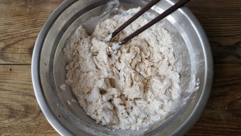 贝壳饼夹,用筷子搅拌成雪花状。