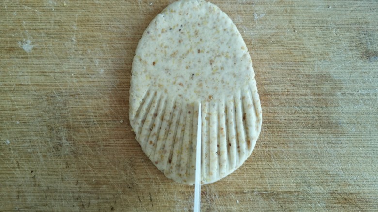 贝壳饼夹,在一边用刀背压出花纹。