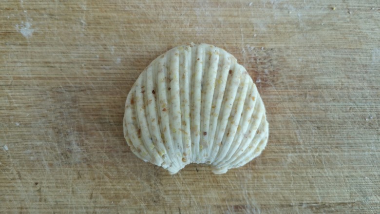 贝壳饼夹,叠起，就是一个贝壳饼夹的生坯。（可以在饼夹中间刷一层薄油，也可以不刷，刷油一定不粘，但不刷油也不会太粘，能打开）