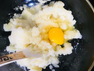 土豆饼,拌匀后打入鸡蛋
