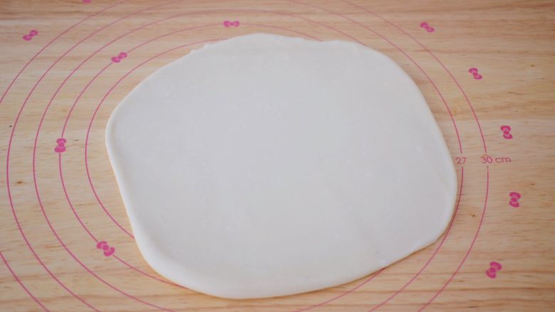 芝士榴莲饼,把醒发好的面团擀成合适的薄片