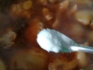 黄豆焖猪蹄,在锅里加入调料（一点酱油，老抽，盐）再加入一些泡好的黄豆，搅拌均匀开始煮至