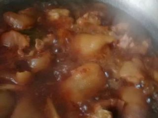 黄豆焖猪蹄,烧开锅后调至小火煮一个小时左右，煮至猪蹄软烂入味，然后关火捡出葱姜大料