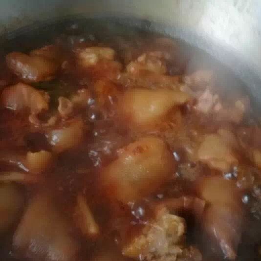 黄豆焖猪蹄,烧开锅后调至小火煮一个小时左右，煮至猪蹄软烂入味，然后关火捡出葱姜大料
